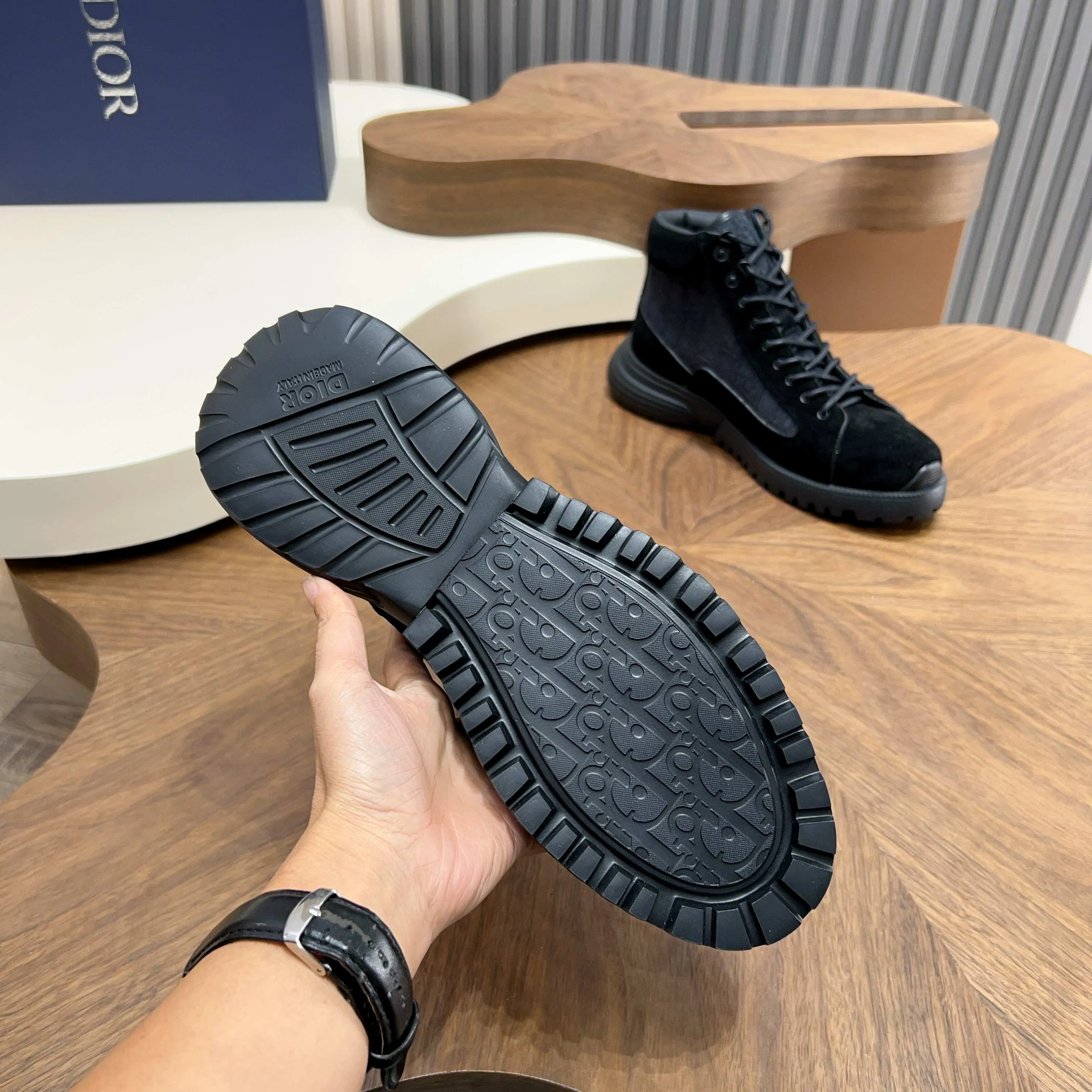 💰860 Dio* - Dior's autumn and winter luxury men's mid-top short boots, purely handmade, both inside and outside are imported first-layer cowhide, high-end quality and exquisite craftsmanship. Original TPU combination outsole. Wear a noble gentleman's taste. The best last type has been carefully debugged. 100% comfort. Size: 38-44 (38-45 can be customized)
